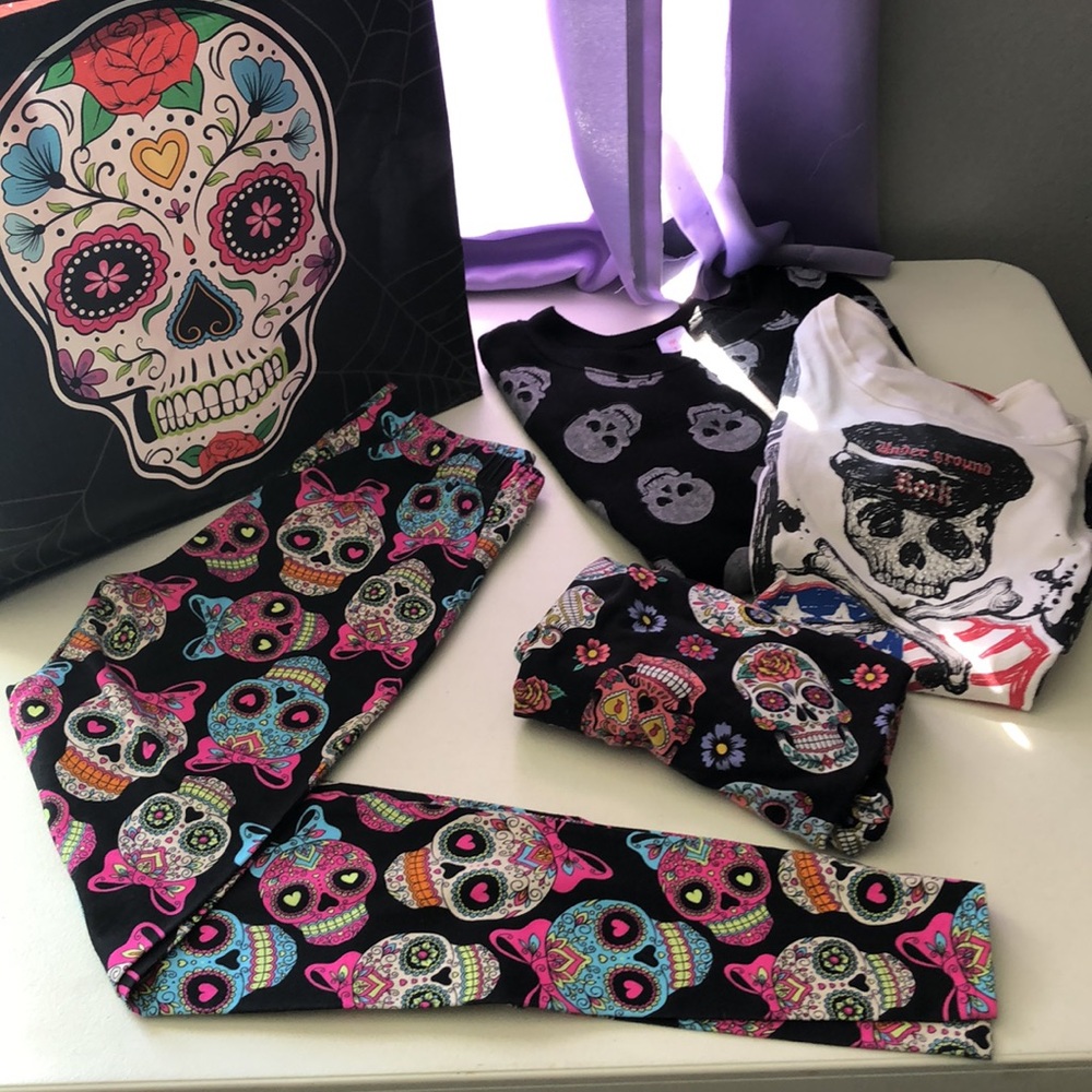 Skull design woman’s size small petite bundle set of 4.